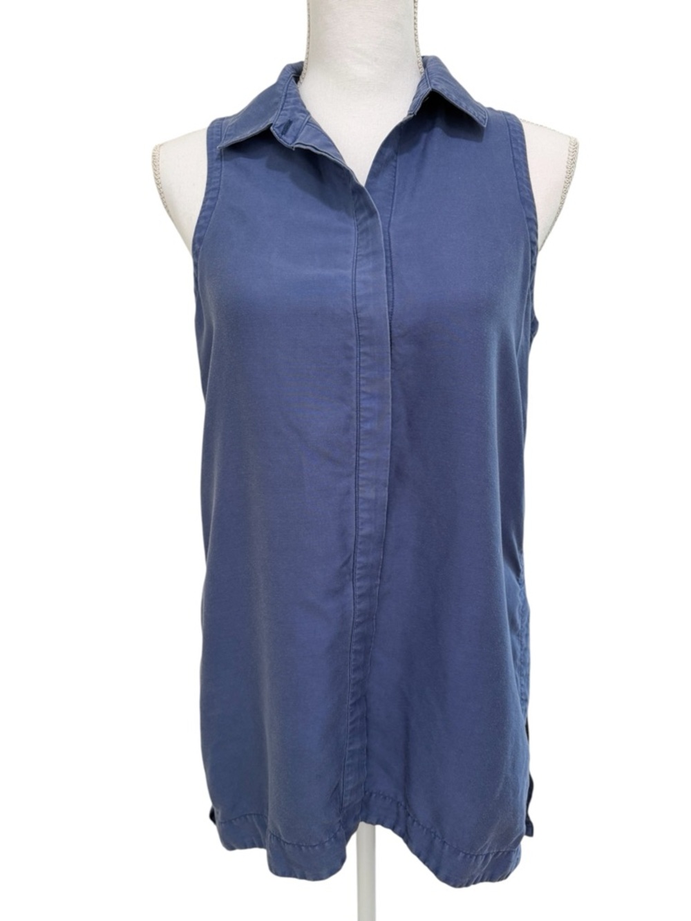 Athleta Sleeveless Collared Button Down Tank-Smooth Sailing Blue Size Small